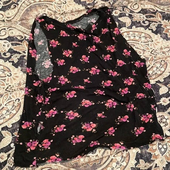 Cute floral tank - Picture 5 of 6